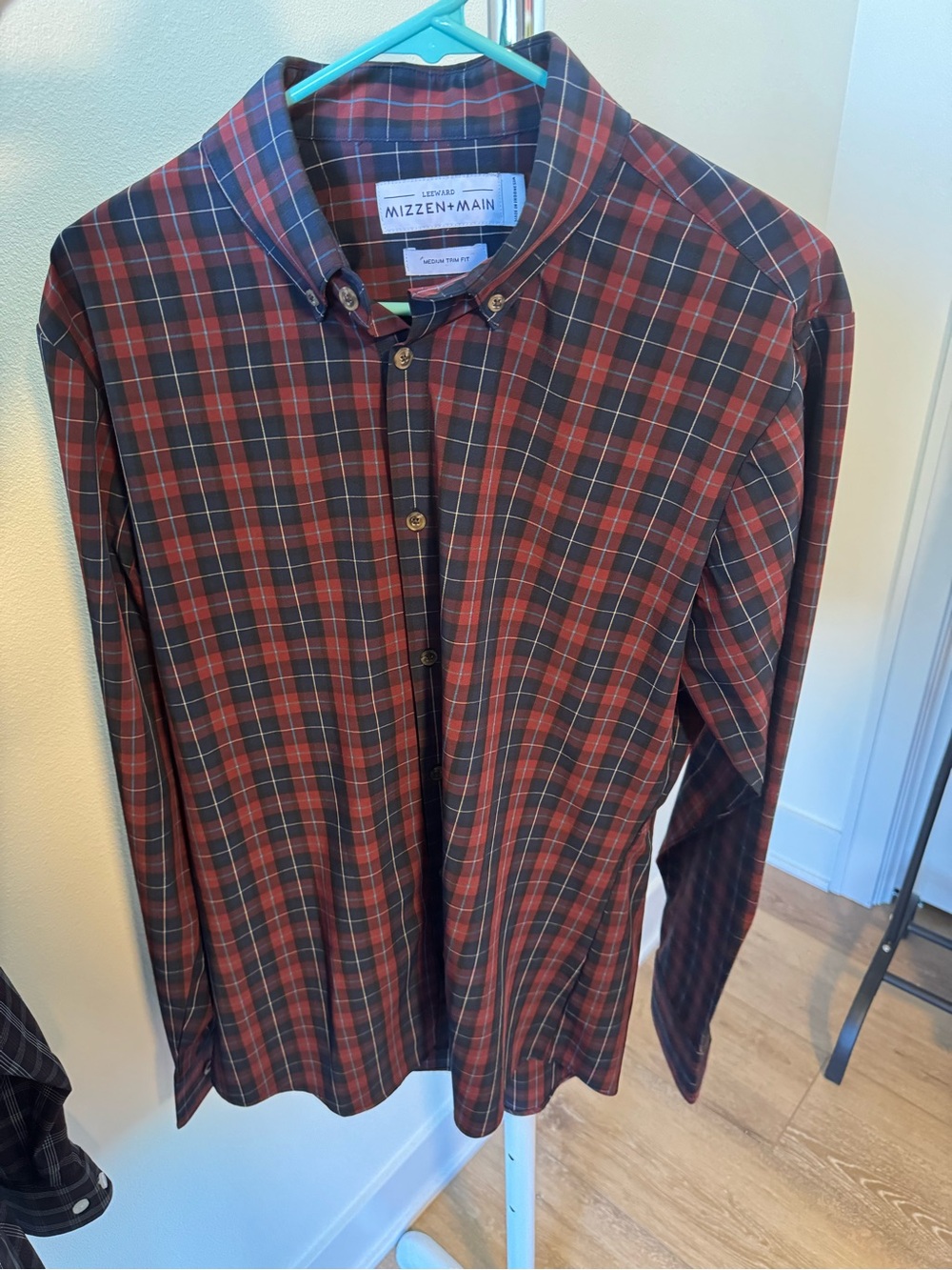 Mizzen+Main Leeward long sleeve button-up dress shirt red plaid pattern Mens Med